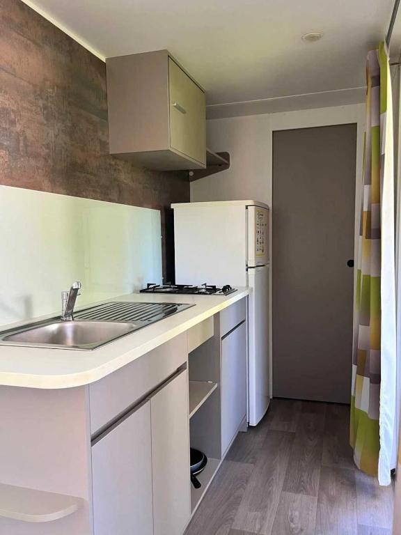 Kuchyň nebo kuchyňský kout v ubytování Camping 2 étoiles - ccbabhg