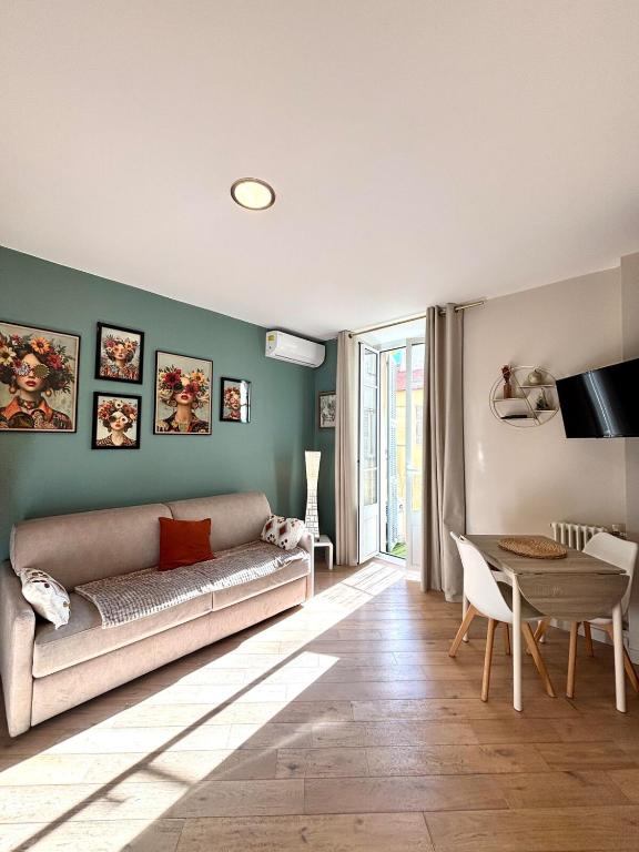 un salon avec un canapé et une table dans l'établissement studio plein centre ville rue piétonne, à Nice