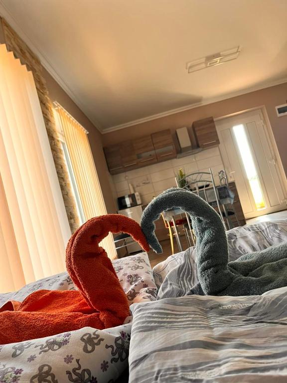 Łóżko lub łóżka w pokoju w obiekcie Fa Szamár Vendégház