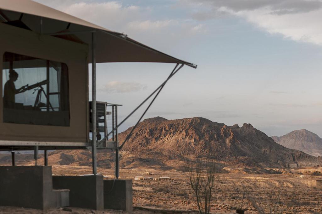 Nespecifikovaný výhled na hory nebo výhled na hory při pohledu z luxury tent