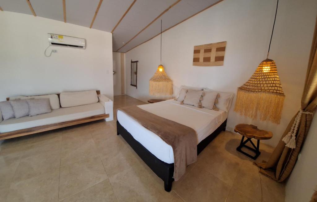 Postel nebo postele na pokoji v ubytování Aiwa Hotel