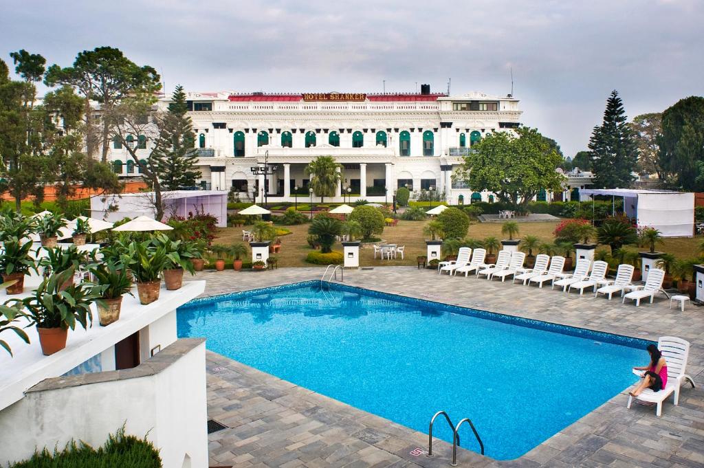 Bazén v ubytování Hotel Shanker-Palatial Heritage Kathmandu nebo v jeho okolí