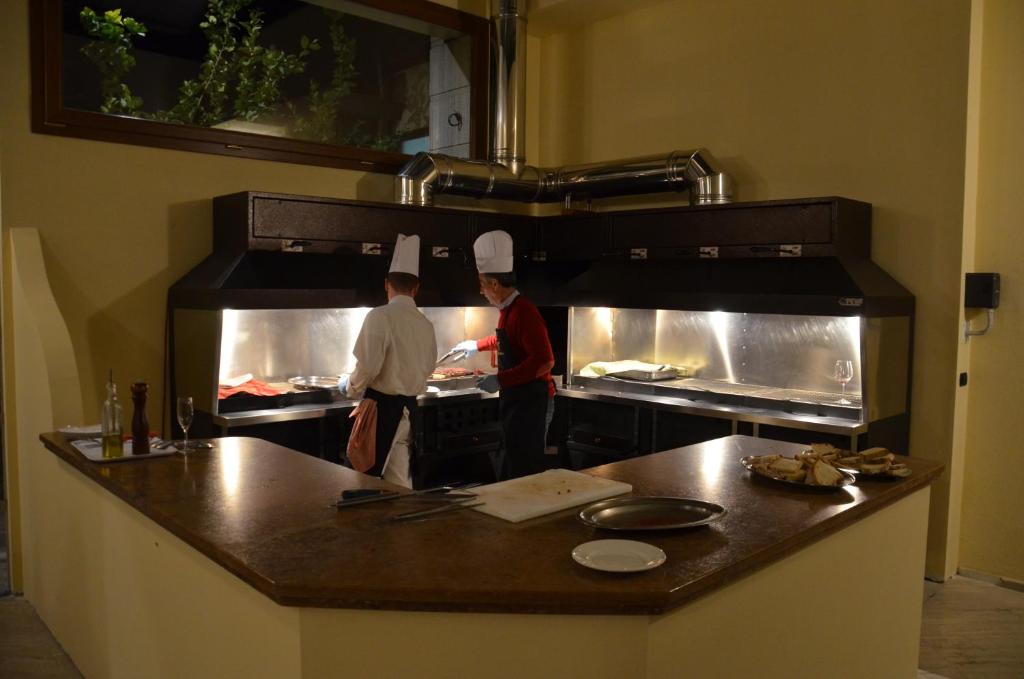 Kuchyň nebo kuchyňský kout v ubytování Mingone Hotel Ristorante