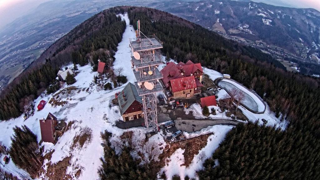 una vista aerea di una casa in cima a una montagna di Chata Javorový Vrch a Tyra