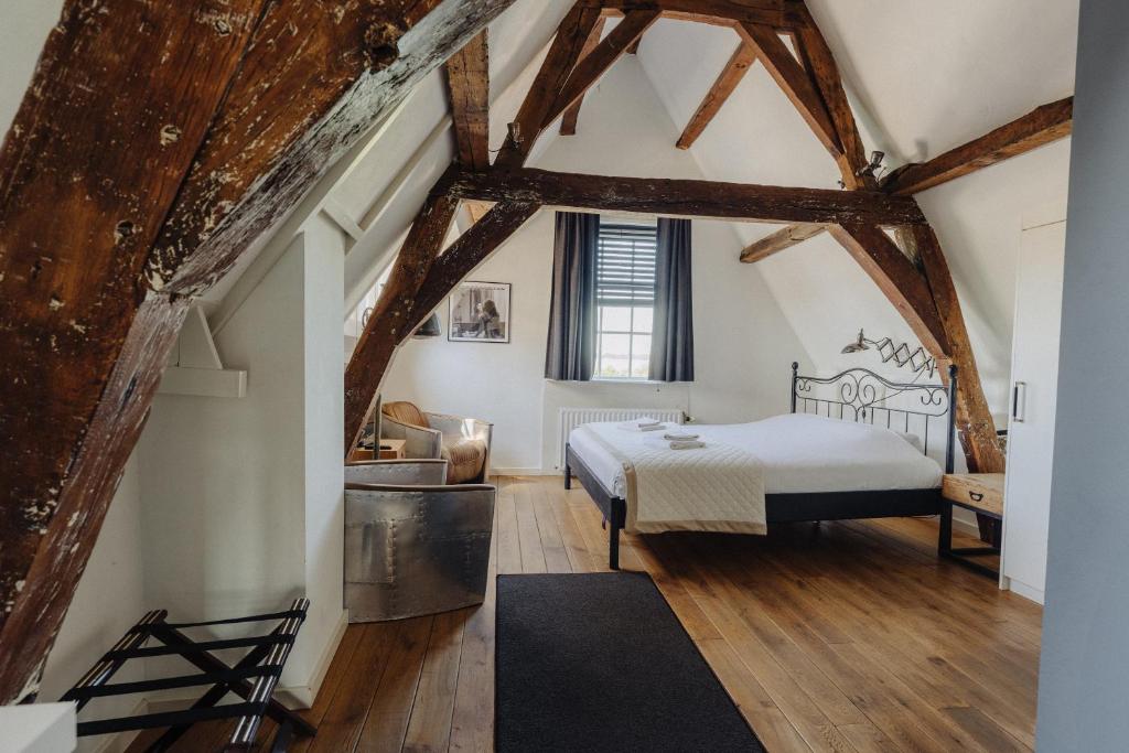 Postel nebo postele na pokoji v ubytování Hotel De Heeren
