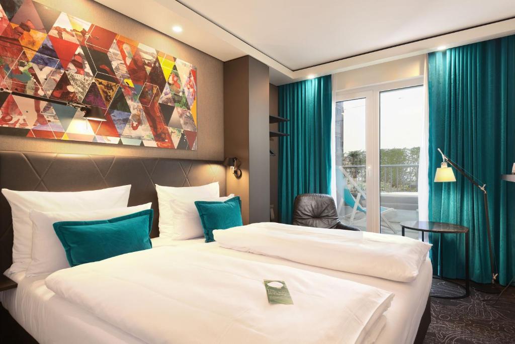 Postel nebo postele na pokoji v ubytování Motel One Frankfurt-Römer