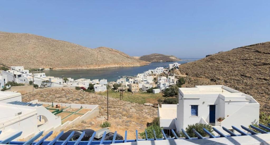 una vista di una città su una collina con sedie di The Panorama - Rooms To Let a Panormos