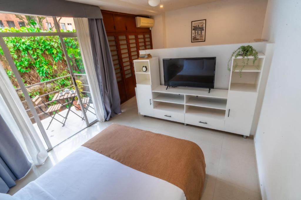 TV a/nebo společenská místnost v ubytování Suite House Juanambu