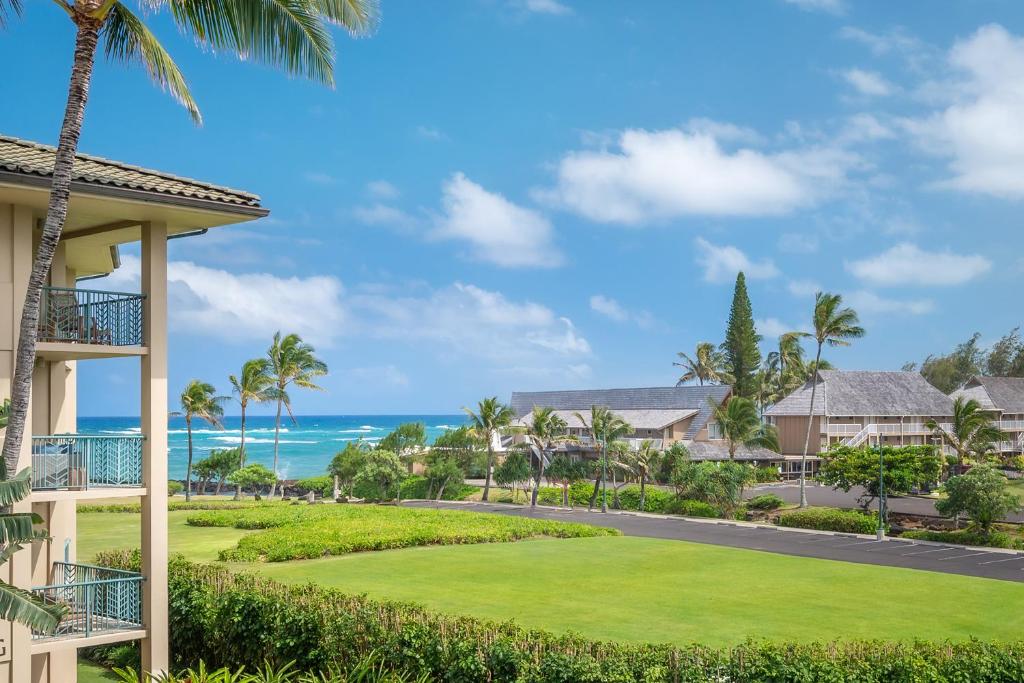 balcone con vista sull'oceano. di Waipouli Beach Resort F301 a Wailua