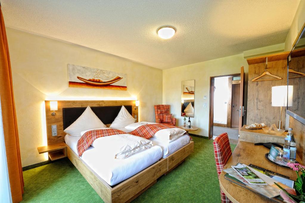 Postel nebo postele na pokoji v ubytování Wellness-Hotel Talblick