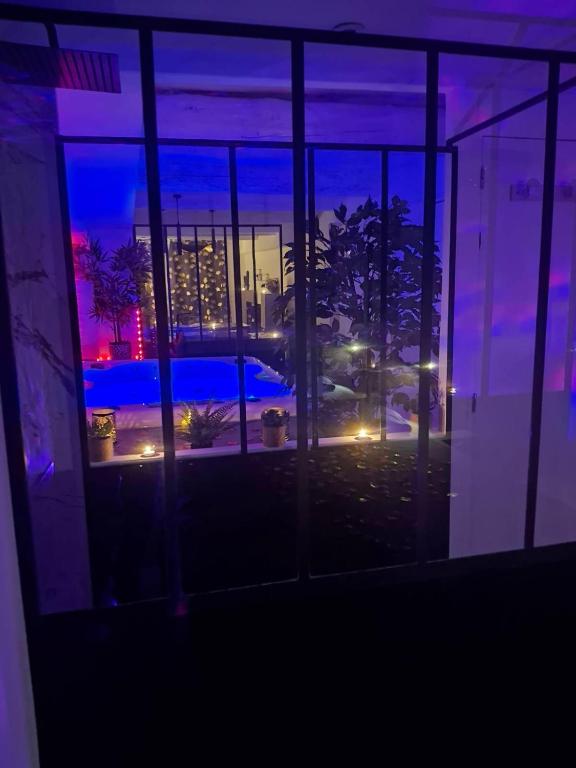 - une vue sur la ville la nuit par une fenêtre dans l'établissement Sweet dream, à Pignans