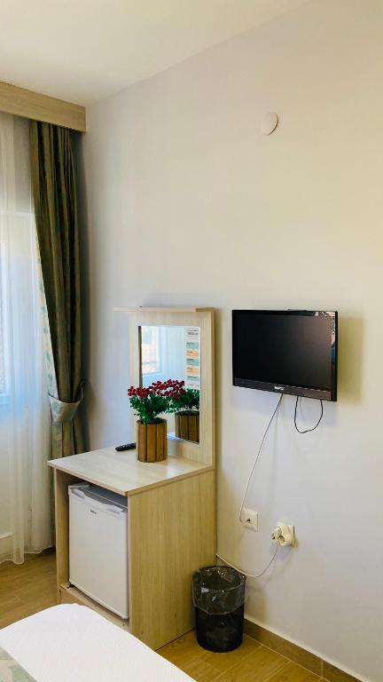 TV a/nebo společenská místnost v ubytování Bybassios Orhaniye