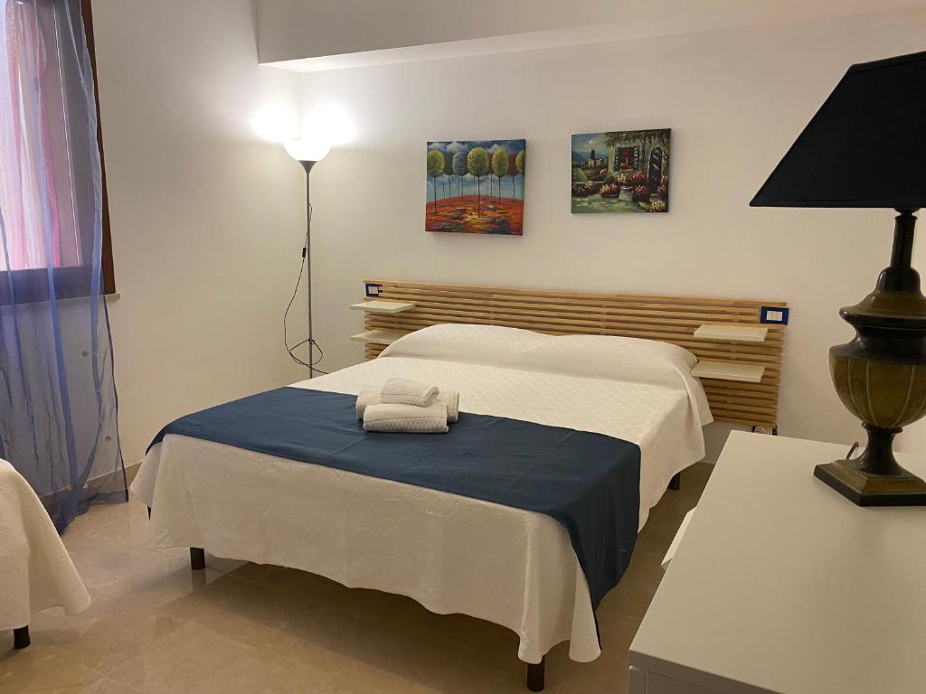 une chambre avec deux lits et une table avec une lampe dans l'établissement Le Case di Palma - Villa Maria, à Custonaci 64 autres photos