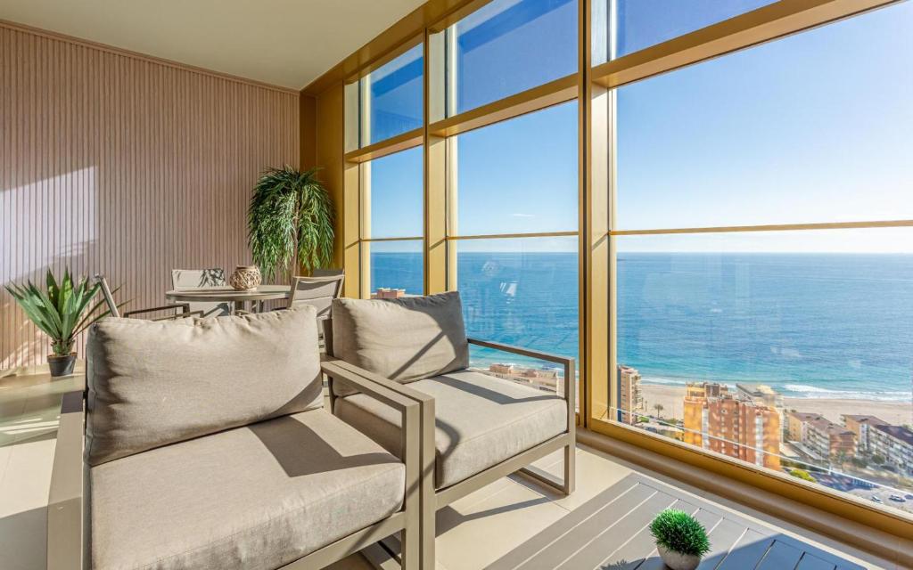 salon z widokiem na ocean w obiekcie Intempo Resort & Spa by Leo Apartments w mieście Benidorm