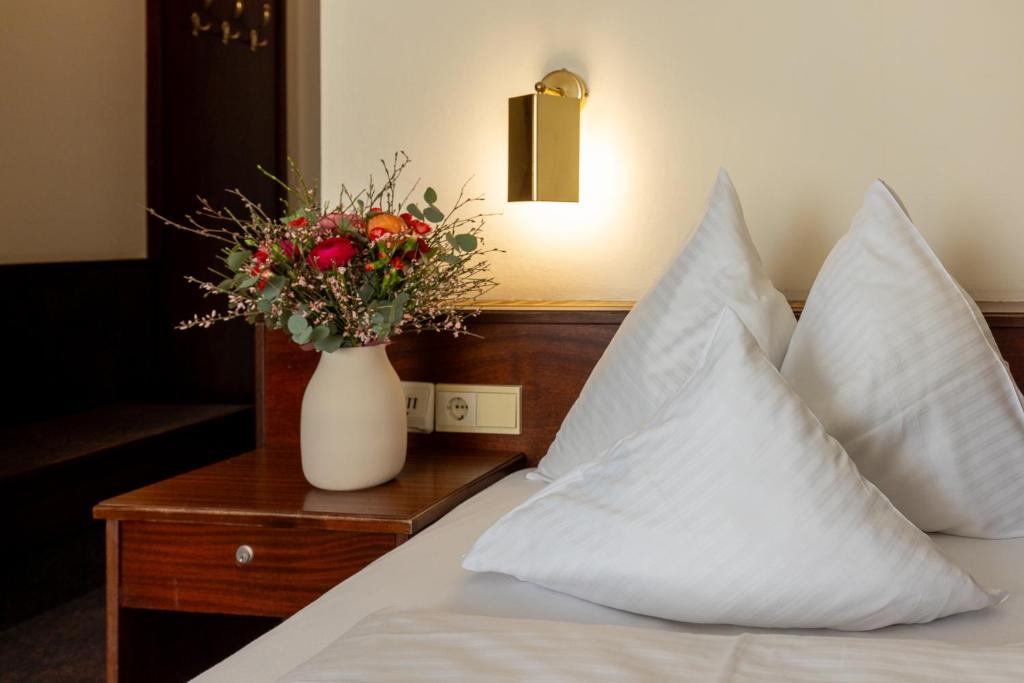 A bed or beds in a room at Hotel Katharinenhof STANDARD