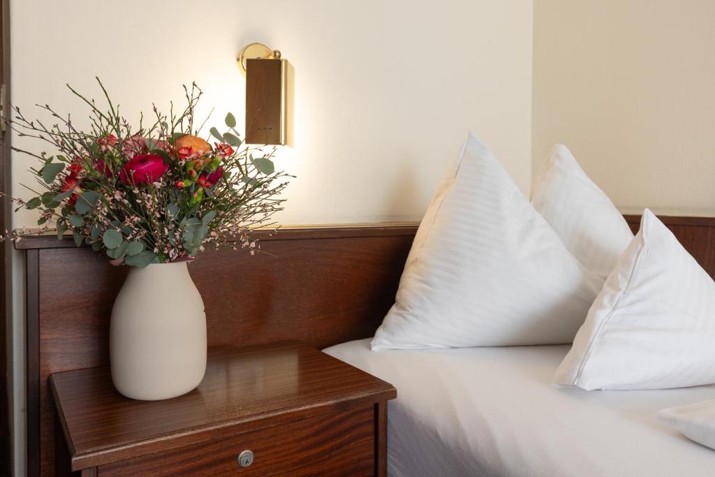 A bed or beds in a room at Hotel Katharinenhof STANDARD