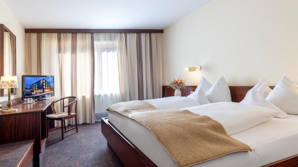 A bed or beds in a room at Hotel Katharinenhof STANDARD