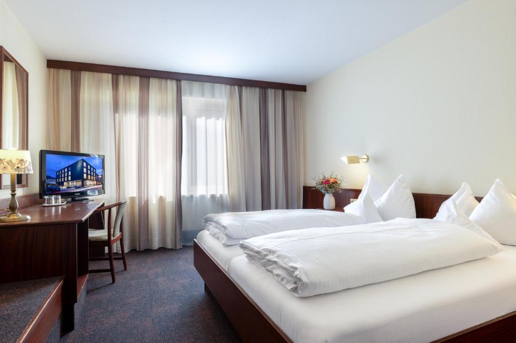 A bed or beds in a room at Hotel Katharinenhof STANDARD