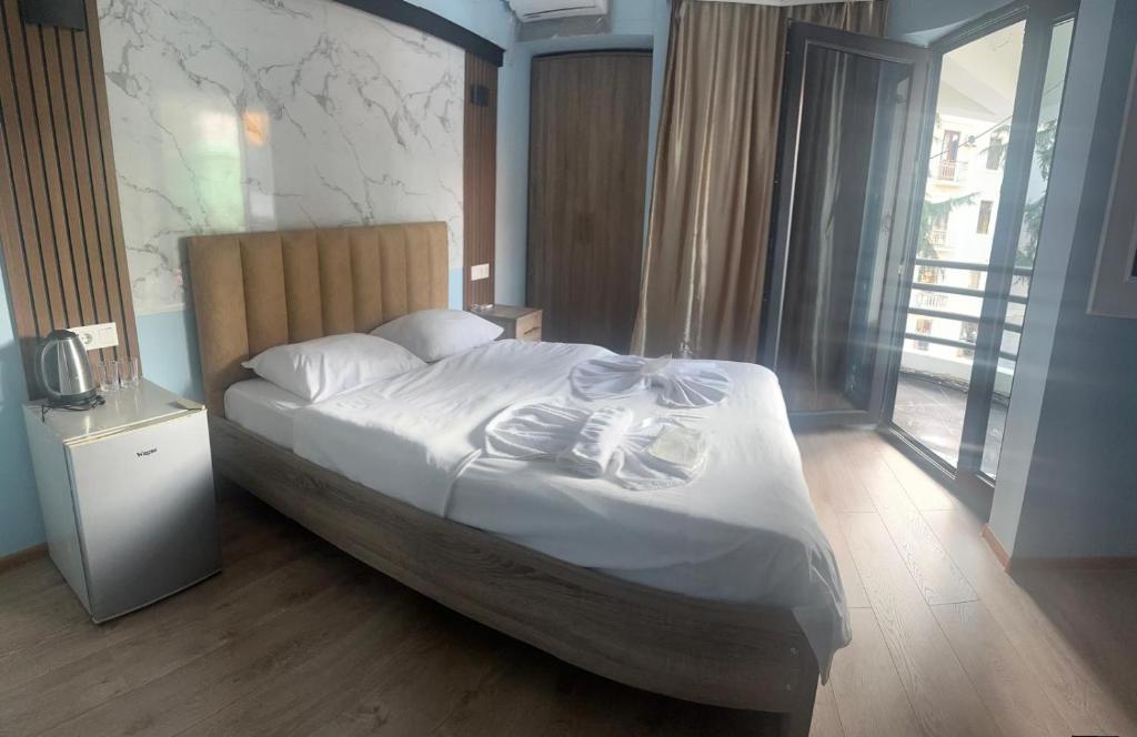 Postel nebo postele na pokoji v ubytování batummetropol hotel