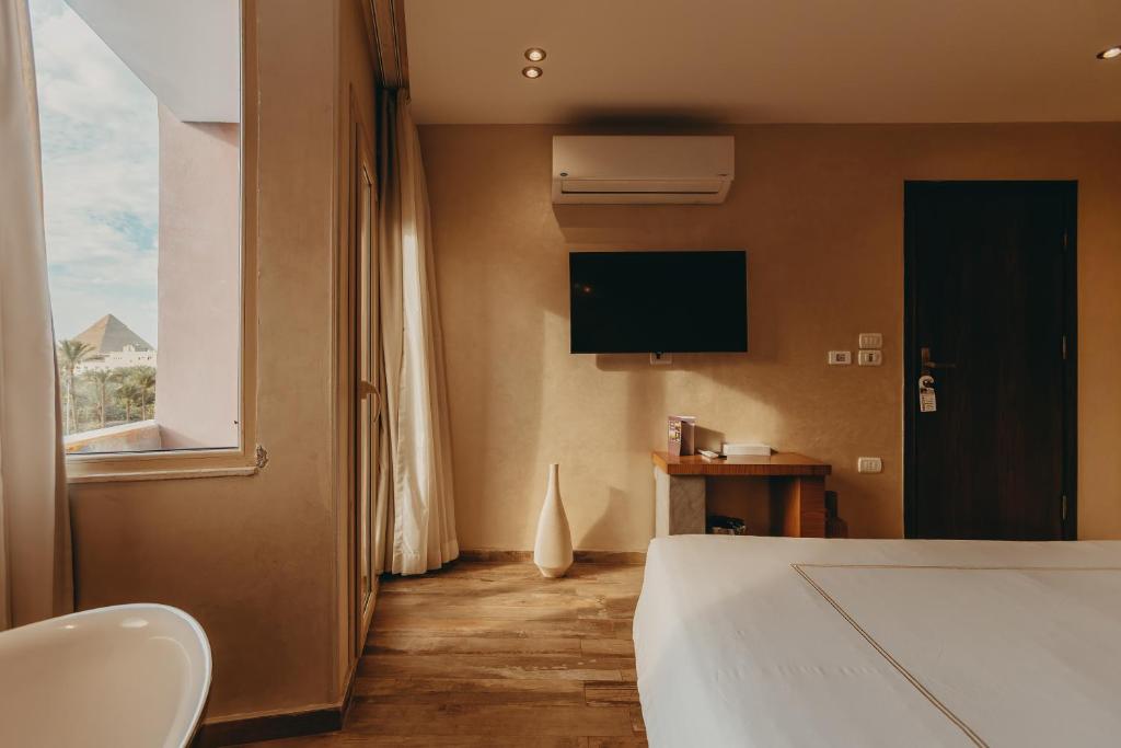 TV a/nebo společenská místnost v ubytování Almas Pyramids View Hotel