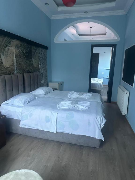 Postel nebo postele na pokoji v ubytování batummetropol hotel