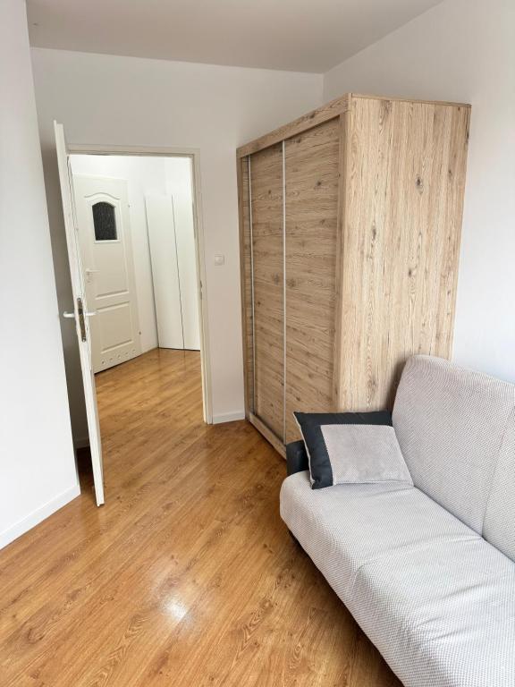 ポビエロボにあるApartament MOKKAのソファ付きのリビングルーム、木製の壁