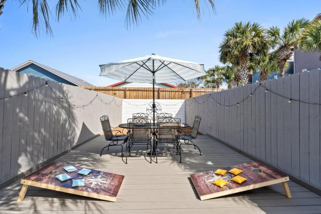 En terrasse eller udendørsområde på Compass Cottage