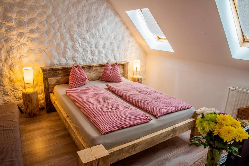 Postel nebo postele na pokoji v ubytování Gazdovský dvor B&B s Mini Wellness