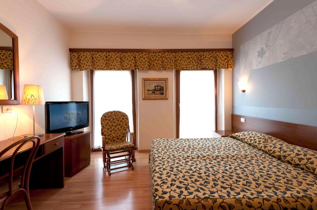 TV a/nebo společenská místnost v ubytování Ai Campi Di Marcello Hotel