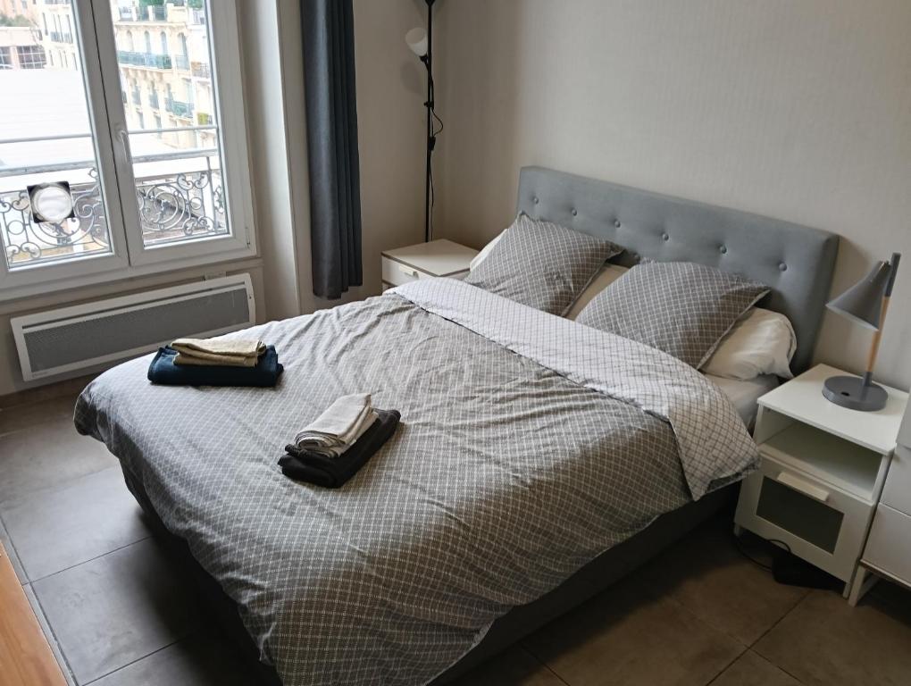 une chambre avec un lit avec deux sacs dessus dans l'établissement Studio central Nice, à Nice