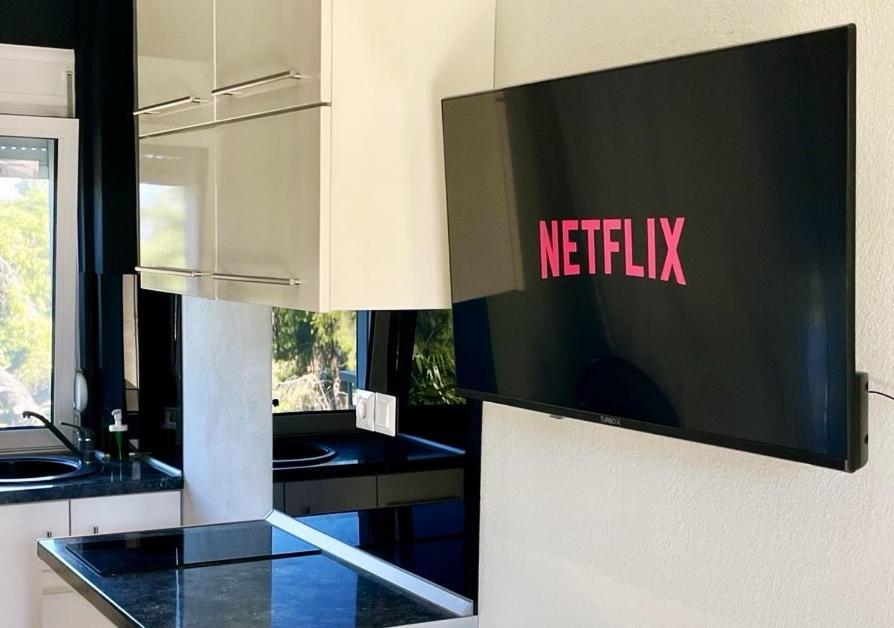 TV a/nebo společenská místnost v ubytování Avatel Eco Lodge