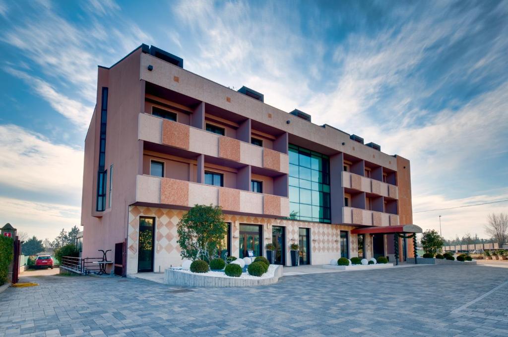 un edificio rosa con muchas ventanas en Hotel Brandoli, en Verona