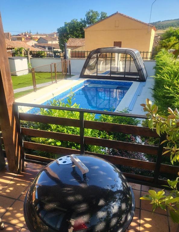 Bazén v ubytování CON PISCINA SANSIL RURAL Atapuerca nebo v jeho okolí