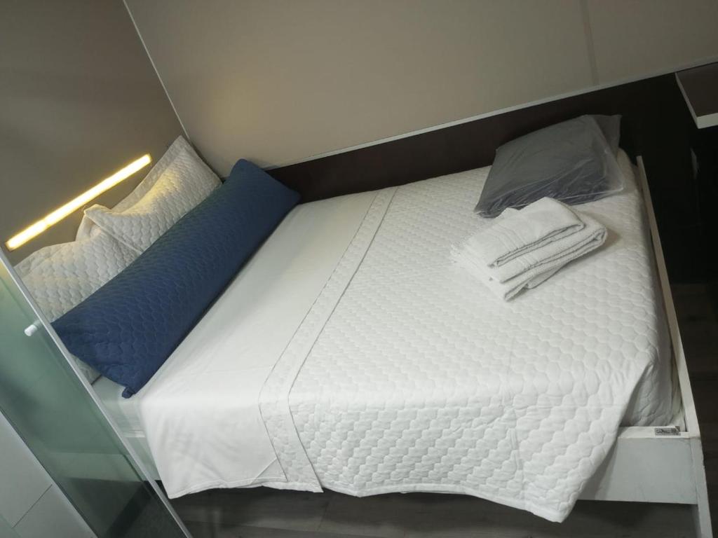 a bed in a room with towels on it at Hotel Aero Sleep Campinas in Campinas
