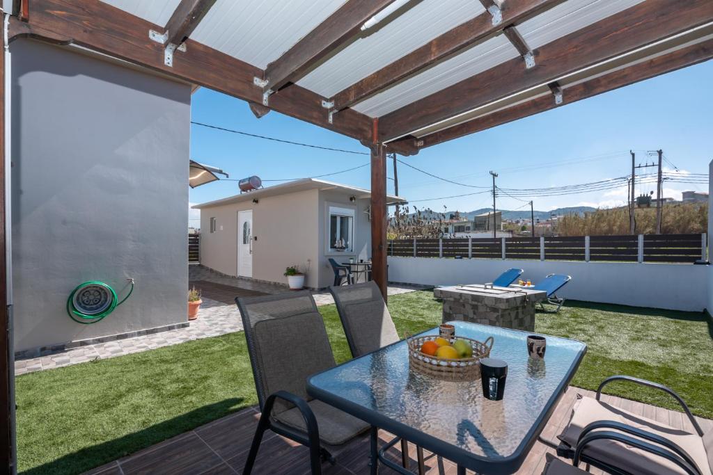 einen Tisch mit einer Obstschale auf einer Terrasse in der Unterkunft Margie's Apartments in Kissamos