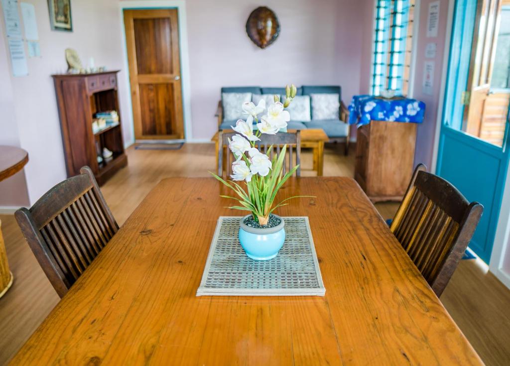 Posezení v ubytování Raintree Gardens - 1 Acre, Ocean Views, Steps from beach