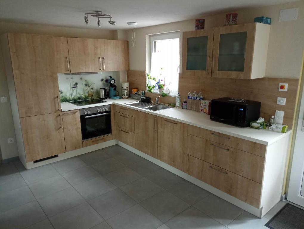 O bucătărie sau chicinetă la Maison de vacances centre Alsace