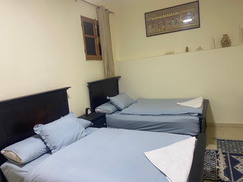 Postel nebo postele na pokoji v ubytování Pyramids Lounge Guest House