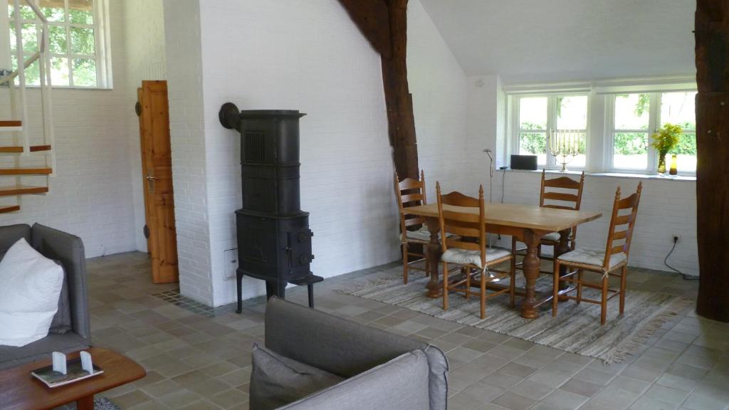 uma sala de estar com uma mesa e um fogão a lenha em Ferienhaus Siedschelje em Schwanewede