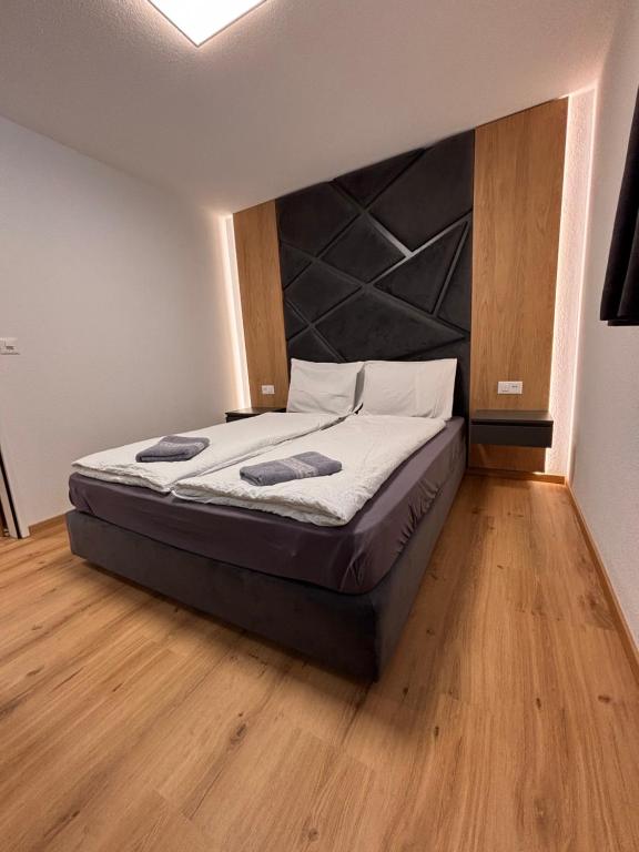 Postel nebo postele na pokoji v ubytování Luxuse Ferienwohnung Flüe 11