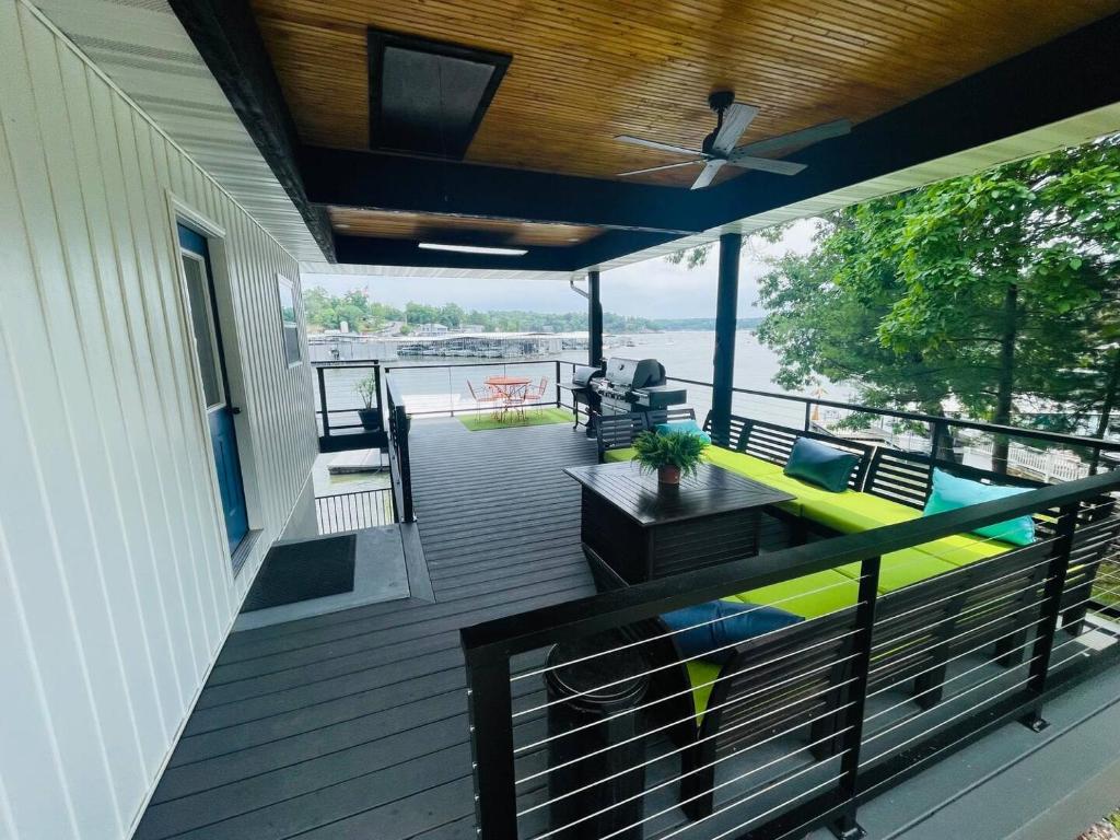 een terras met uitzicht op het water op een huis bij Wet Feet Retreat - with onsite Boat Rental! in Eldon