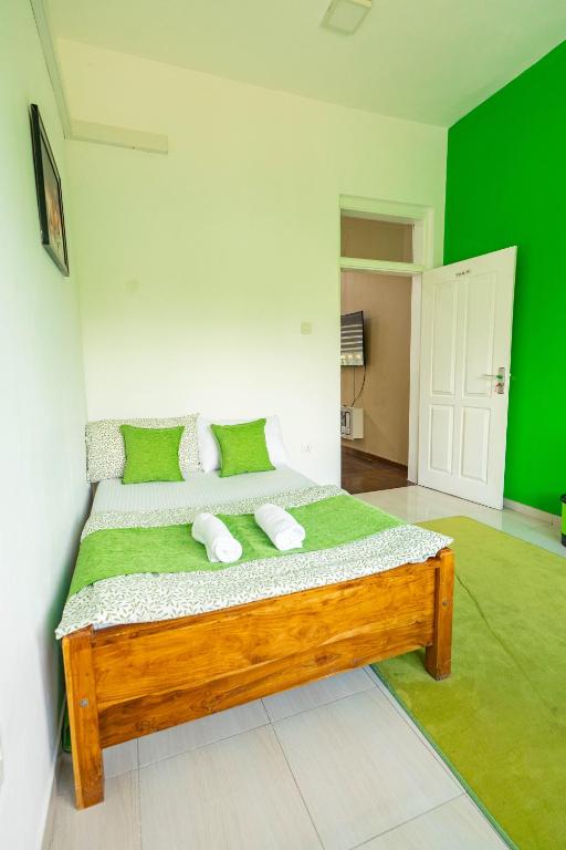Postel nebo postele na pokoji v ubytování Spacious Eco House with Garden and Scenic Paddy View Colombo