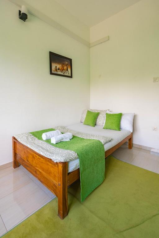 Postel nebo postele na pokoji v ubytování Spacious Eco House with Garden and Scenic Paddy View Colombo