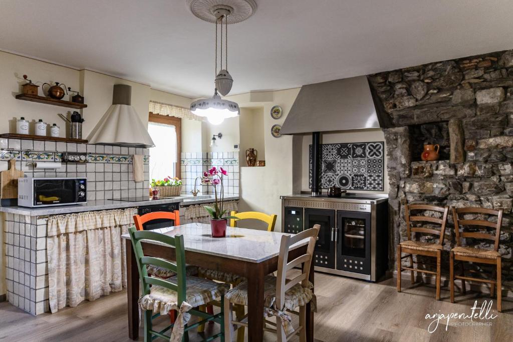 una cucina con tavolo e sedie di La Terrazza di Tranci a Calice al Cornoviglio