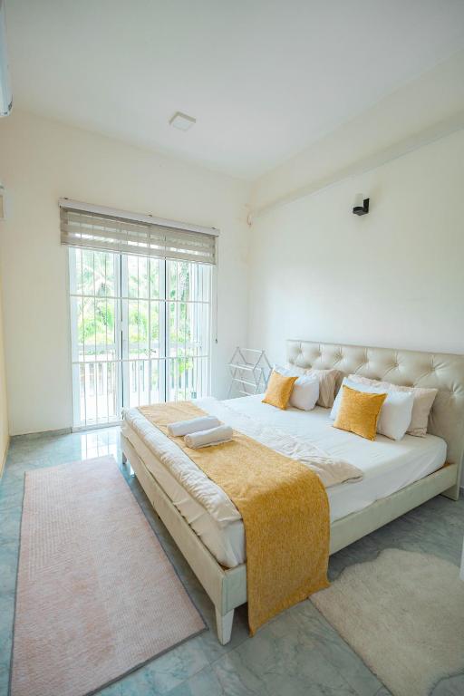 Postel nebo postele na pokoji v ubytování Spacious Eco House with Garden and Scenic Paddy View Colombo