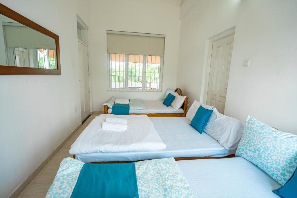 Postel nebo postele na pokoji v ubytování Spacious Eco House with Garden and Scenic Paddy View Colombo