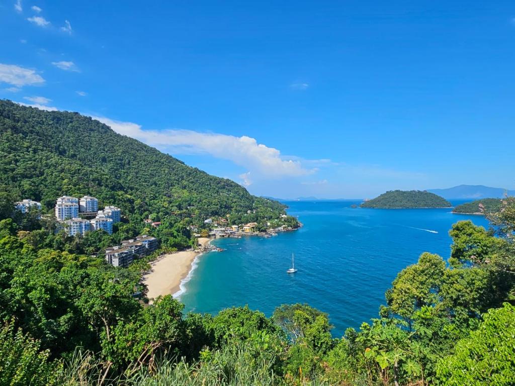 a view of a beach and the ocean at Apartamento frente ao mar de Angra in Mangaratiba