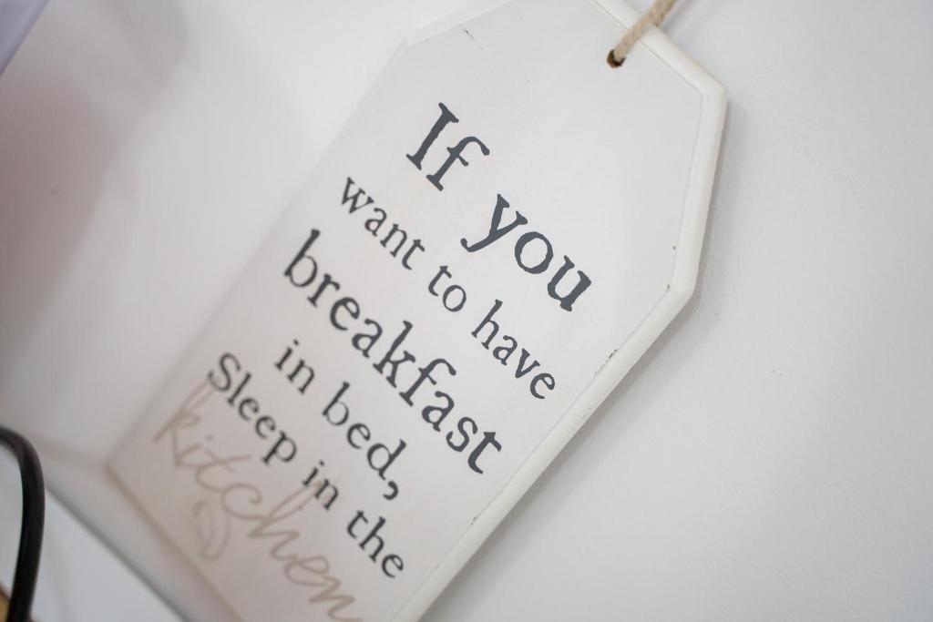 Un signe qui dit que je veux que vous preniez votre petit-déjeuner dans l'établissement Marchese di Montrone 126, à Bari