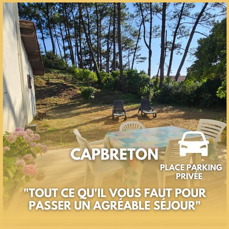 un panneau indiquant une cour avec une piscine et deux chaises dans l'établissement Capbreton - Villa Patio - Plage - Famile, à Capbreton