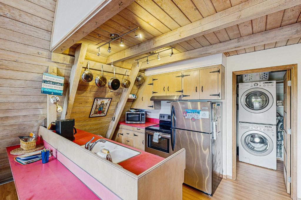 una cucina con lavatrice e asciugatrice in una casa di A-Frame Hideaway a Neskowin